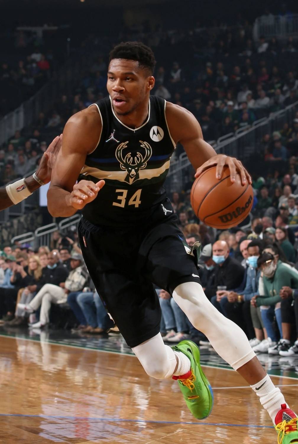 爵士队实力强劲，继续保持不败战绩，战绩斐然