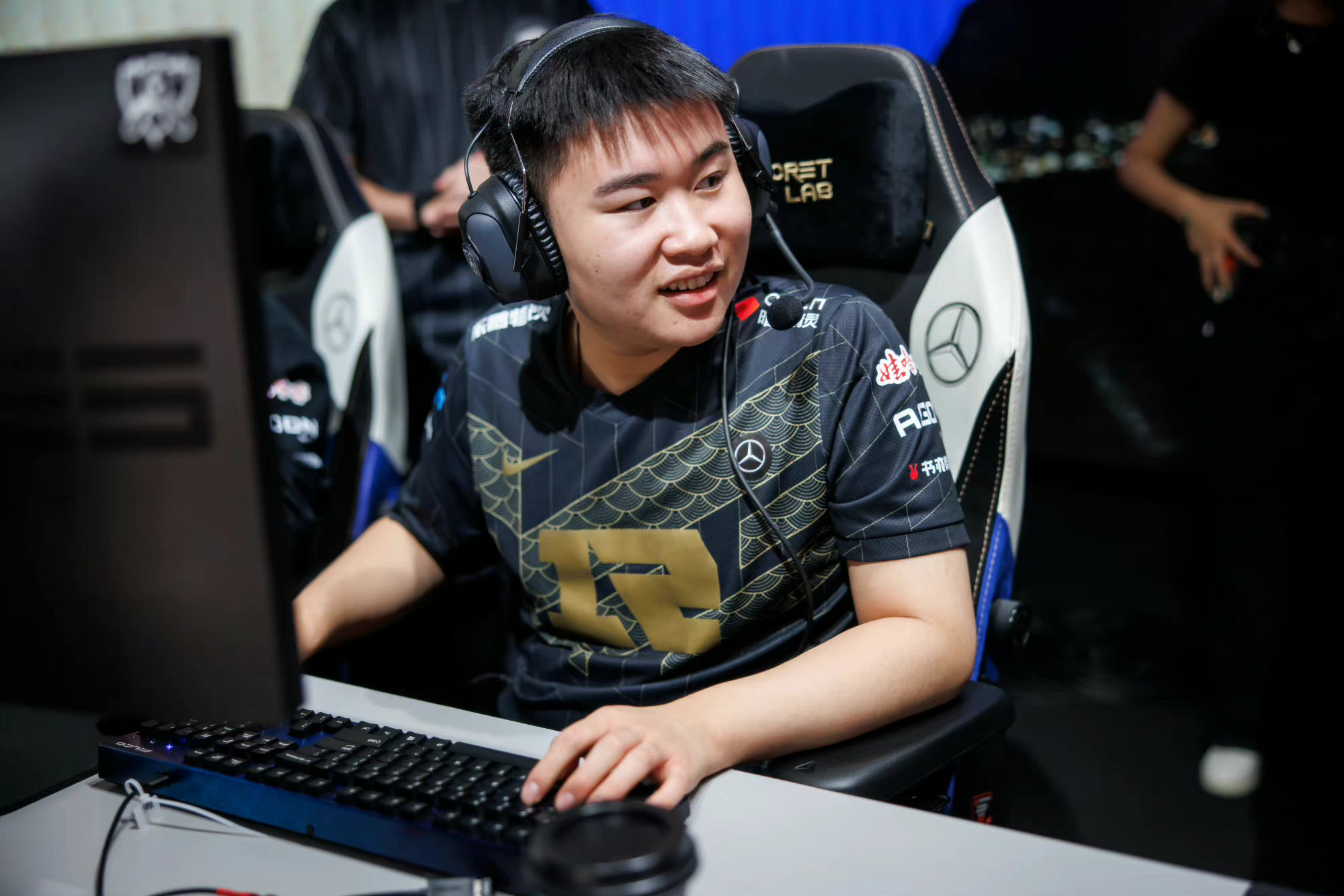 SHR险胜DFM,369开启传奇时刻焦点之战半决赛,锁定晋级资格的简单介绍 SHR险胜DFM,369开启传奇时刻焦点之战半决赛,锁定晋级资格的简单介绍