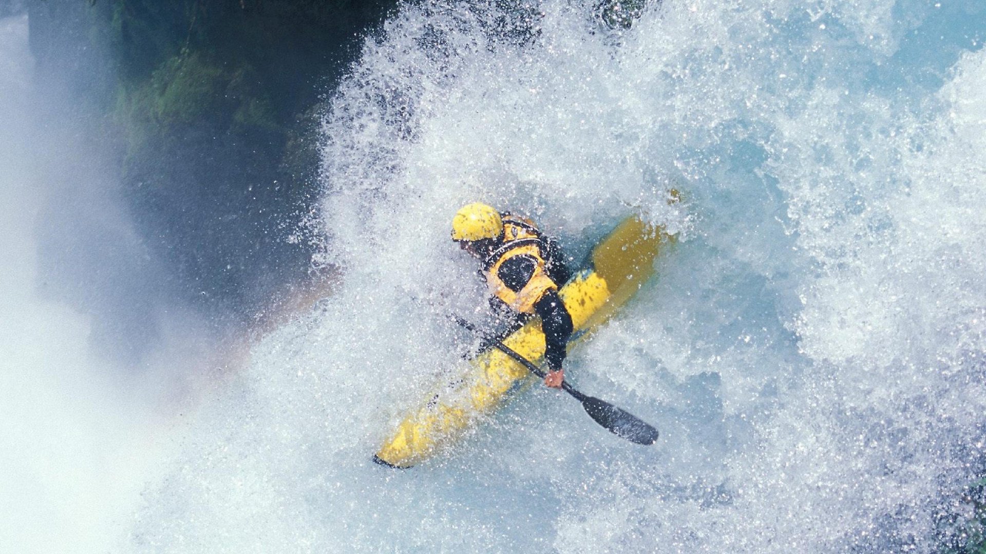 开云体育APP下载-雨幕霓虹间的神迹，奥利维耶驾驭红色战车，在街道赛之夜刷新不朽纪录