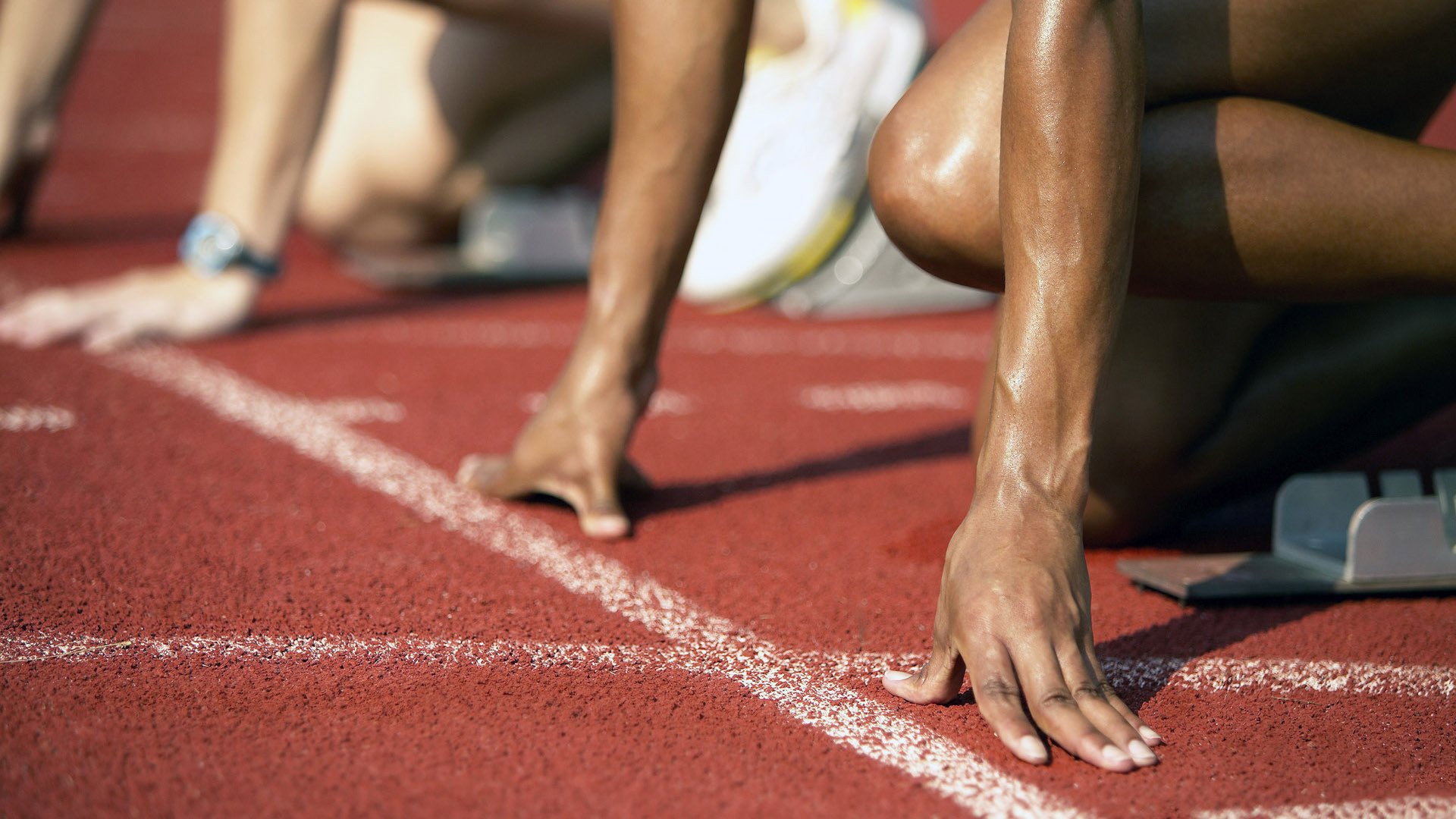 当F1冠军冲线时,浓眉正在投那个决定生涯的三分球